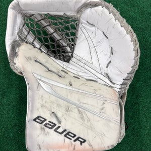 White Senior Bauer Vapor Hyperlite 2 Goalie Glove Regular (Used)