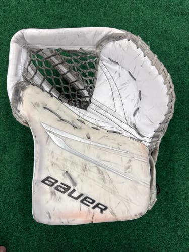 White Senior Bauer Vapor Hyperlite 2 Goalie Glove Regular (Used)