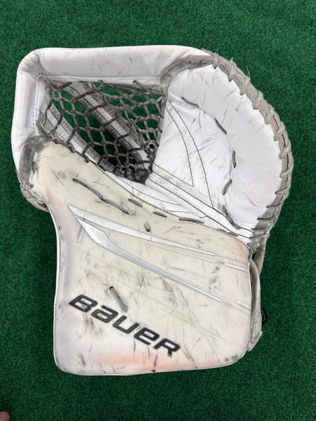 White Senior Bauer Vapor Hyperlite 2 Goalie Glove Regular (Used)