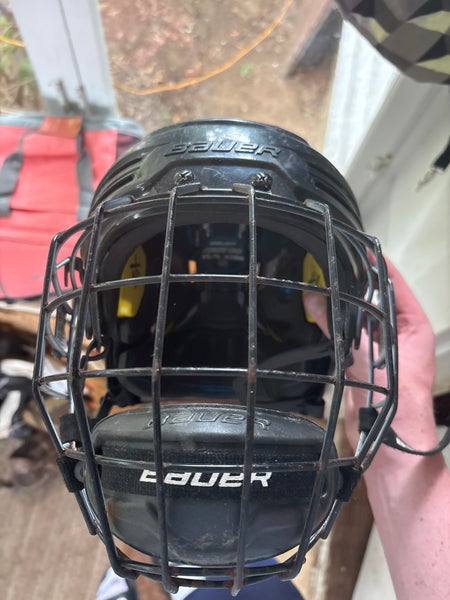 Medium Bauer Re-Akt 200 Helmet (Used)