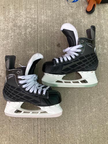 Intermediate Bauer Nexus 88 Hockey Skates Regular Width 6 (Used)