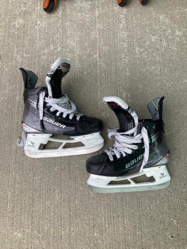 Intermediate Bauer Vapor X Shift Pro Hockey Skates Size 4.5 (Used)