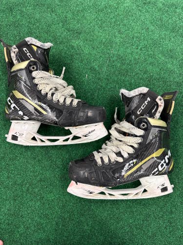 Intermediate CCM AS-V Pro Hockey Skates (Regular) Size 6.5 (Used)