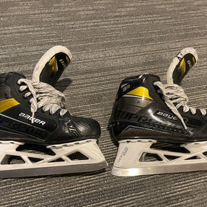 Bauer Supreme 3S pro Hockey Goalie Skates Regular Width  Size 5 (Used)