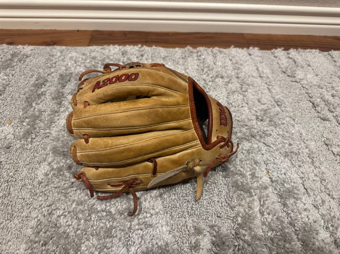 Wilson RH Infield A2000 Baseball Glove 11.75" (Used)