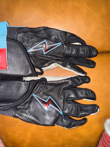 Bruce bolt batting gloves