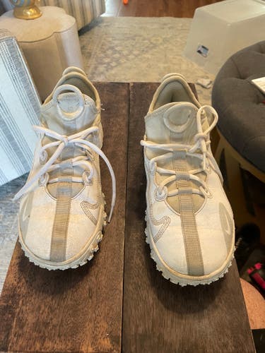 White Nike 5Y Youth Turf Shoes (Used)