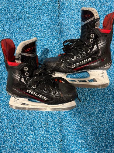 Intermediate Bauer Vapor X4 Hockey Skates Size 5.5 (Used)