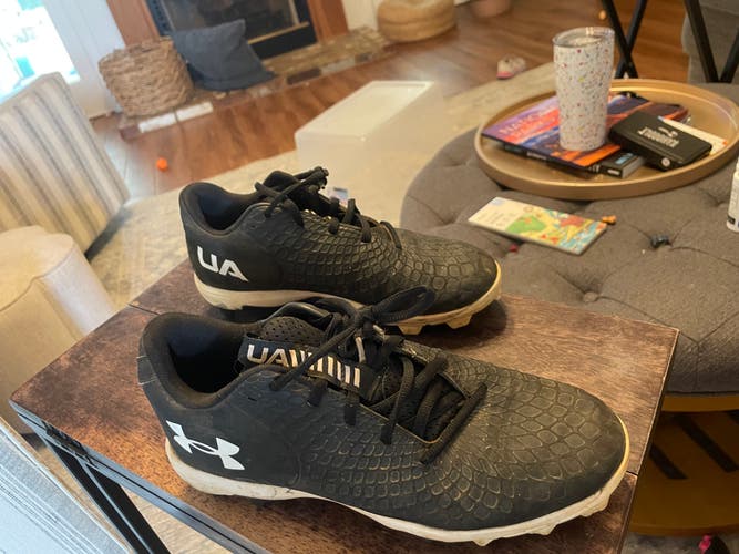 Youth Under Armour Softball Low Top Cleats Size Y7.5  (Used)