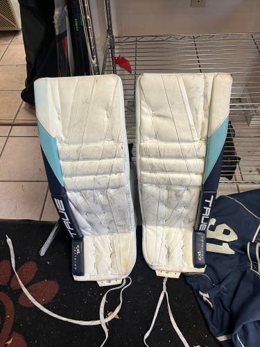 31"  True Catalyst 7X3 Goalie Leg Pads (Used)