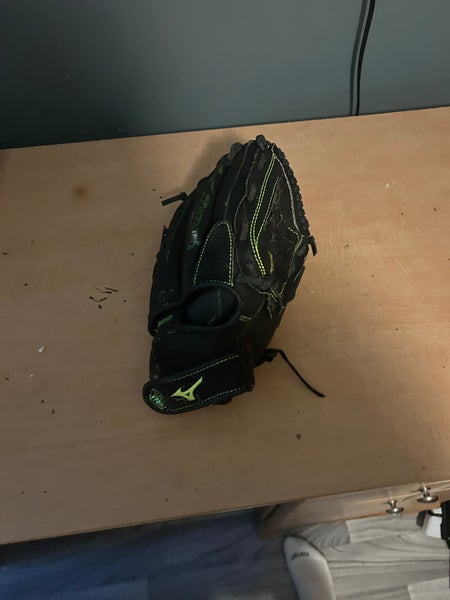 Mizuno RH Softball Glove 13.5" (Used)