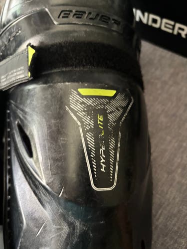 Senior Bauer Used Vapor Hyperlite 14" Shin Pads (Used)