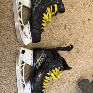 CCM JetSpeed FT690 Hockey Skates Regular Width 6 (Used)
