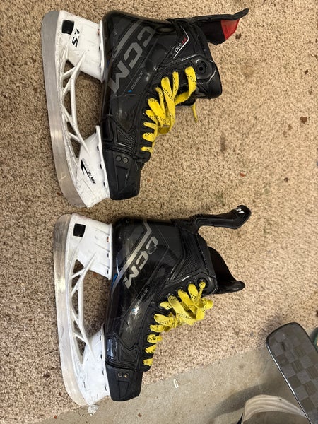 CCM JetSpeed FT690 Hockey Skates Regular Width 6 (Used)