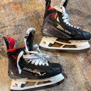 2025 Bauer Vapor X5 Pro Hockey Skates  Size 5 (Used)