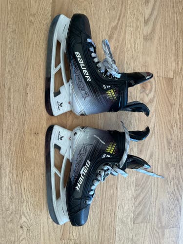 Bauer Vapor Hyperlite 2 Hockey Skates Size 5.5 (Used)