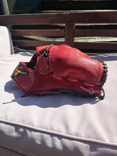 2023 Mizuno RH Pitcher's Kenta Maeda Flow Baseball Glove 12" (Used)