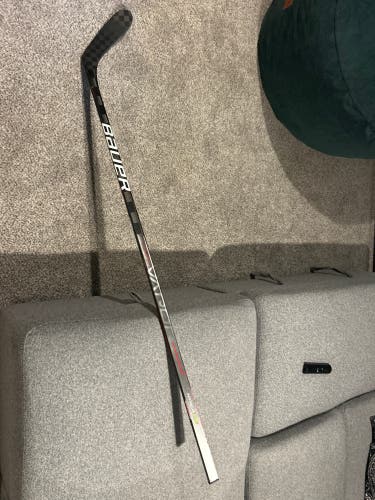 Senior Bauer Vapor Hyperlite Right Handed Hockey Stick P28  (Used)