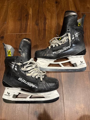 Bauer Vapor Hyperlite 2 Hockey Skates Regular Width  Pro Stock 8.5 (Used)