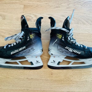 Bauer Vapor Hyperlite 2 Hockey Skates Size 5.5 (Used)