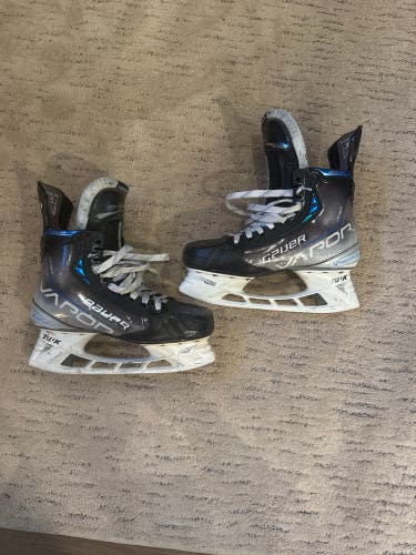 2023 Bauer Vapor Hyperlite Hockey Skates Regular Width  Pro Stock 7.5 (Used)