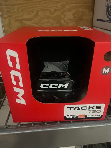 Medium CCM tacks 720 Helmet (New)