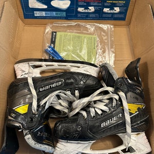 Bauer Supreme 3S Pro Hockey Skates Regular Width   Size 3.5 (Used)