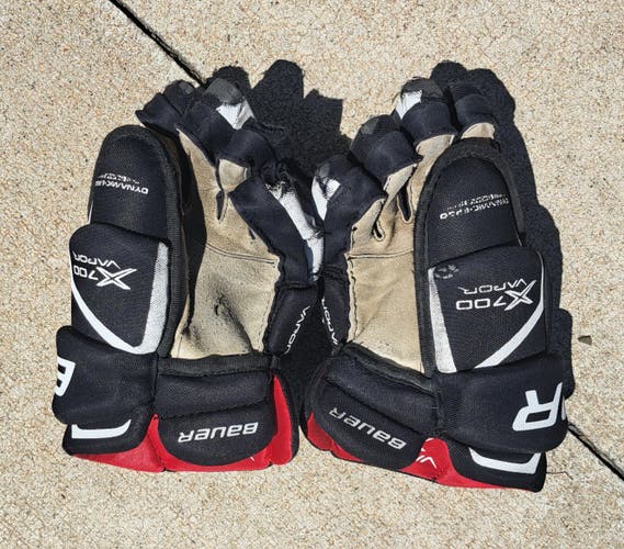 Bauer Vapor Junior player hockey black X700 Gloves 12" (Used)