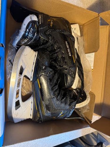 2023 Bauer Supreme M5 Pro Hockey Skates Regular Width Pro Stock 6.5 (Used)