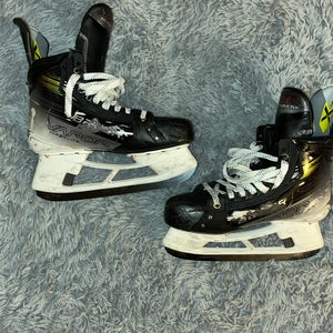 Bauer Vapor Hyperlite Hockey Skates  8.5 (Used)