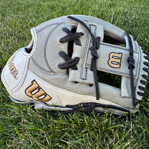 NEW Wilson A2000 H75 11.75” Fastpitch Softball Glove Infield RHT Grey White