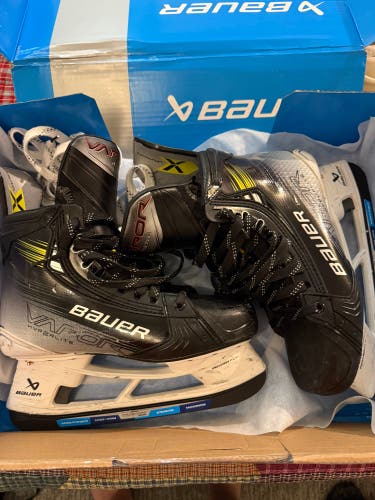 Bauer Vapor Hyperlite 2 Hockey Skates  9.5 (Used)