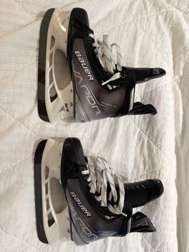 Bauer Vapor Hyperlite Hockey Skates Regular Width Size 4.5