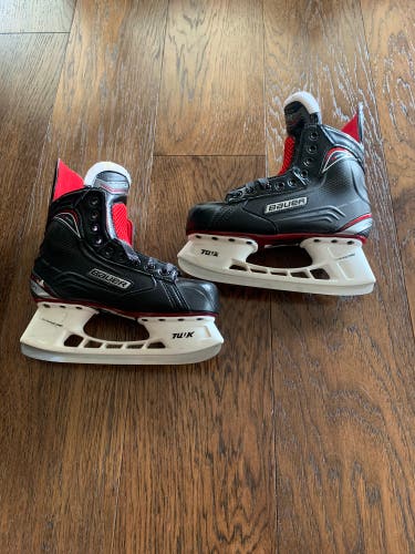 Bauer Vapor XRival Hockey Skates Regular Width Size 5 (New).........................