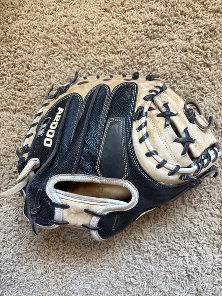 Wilson RH Catcher's A2000 Baseball Glove 33.5" (Used)