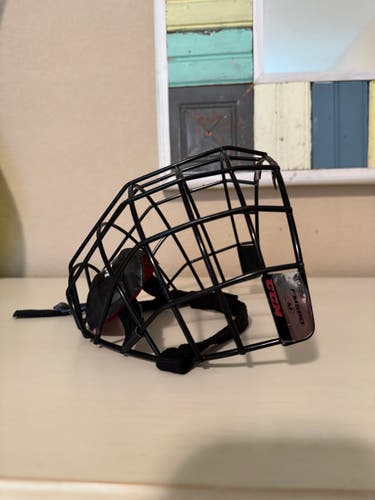 Medium CCM FM580 Full Cage (Used)