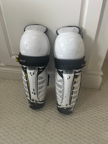 Junior CCM Tacks 9060 12" Shin Pads (Used)