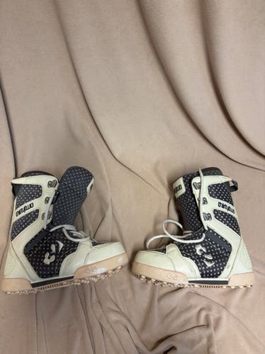 Women's Size 9.5 Thirty Two prion Snowboard Boots (Used)