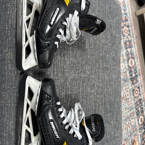 Bauer Supreme UltraSonic Hockey Goalie Skates Regular Width  Size 5.5 (Used)
