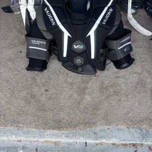 Large  Vaughn V9 Pro Carbon Goalie Chest Protector (Used)