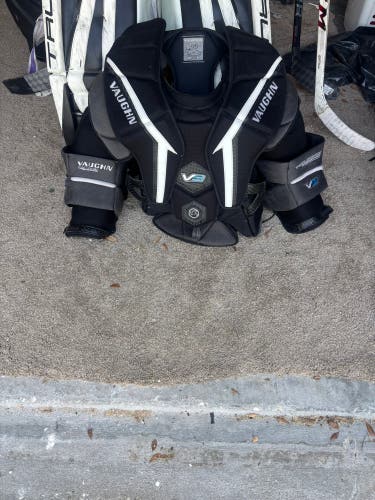 Large Vaughn V9 Pro Carbon Goalie Chest Protector (Used)
