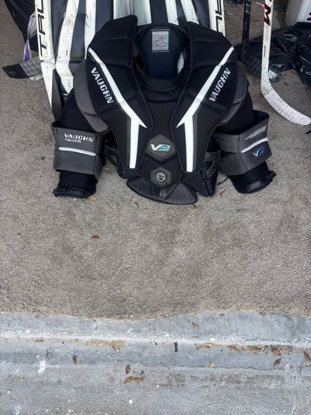 Large  Vaughn V9 Pro Carbon Goalie Chest Protector (Used)