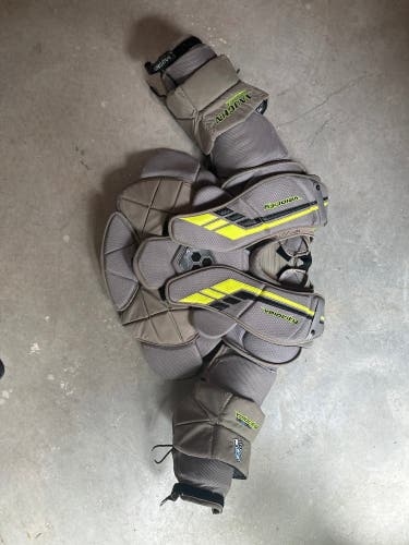 Vaughn VE8 Pro Carbon Goalie Chest Protector 2022 Senior Medium (Used)
