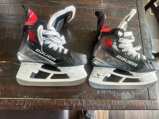 2025 Bauer Vapor 5x pro Hockey Skates Size 2.5 (Used)