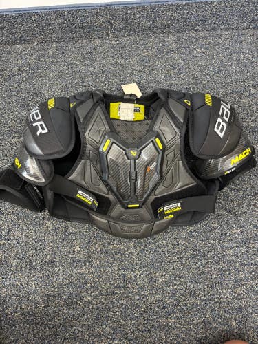 Medium Intermediate Bauer Mach Shoulder Pads (Used)