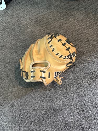 Wilson RH A2000 Catcher's Glove  (Used)