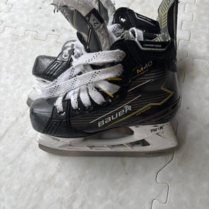 2023 Bauer Supreme M40 Hockey Skates Regular Width Size 2.5 (Used)