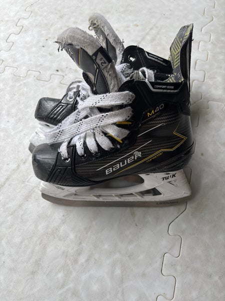 2023 Bauer Supreme M40 Hockey Skates Regular Width Size 2.5 (Used)