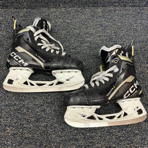 Intermediate CCM AS-V Hockey Skates | Size 5