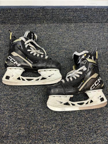 Intermediate CCM AS-V Hockey Skates | Size 5